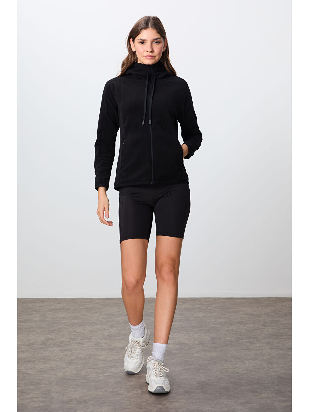 Siyah Kalın Yumuşak Dokulu Kapüşonlu Standart Fit Nakışlı Polar Kadın Sweatshirt  97287-3