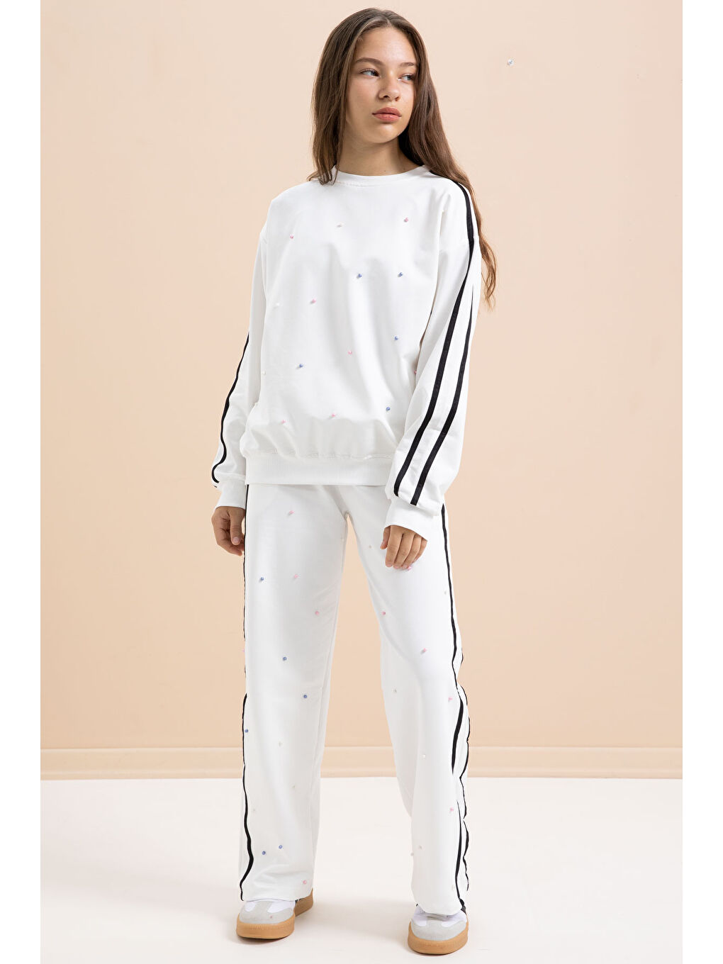 Beyaz İnci İşlemeli Bisiklet Yaka Kız Çocuk Şeritli Eşofman Takımı 21293-4