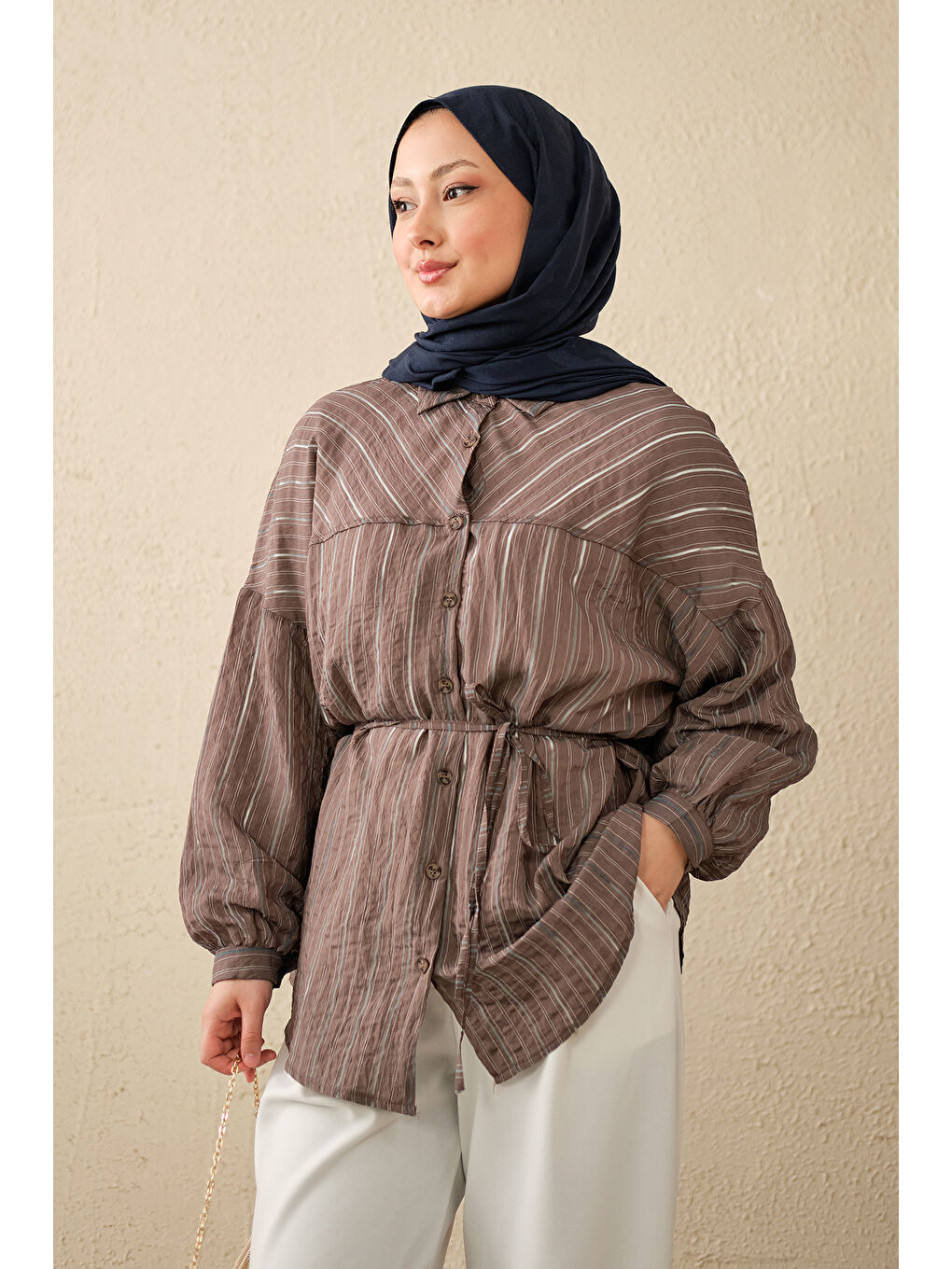 Kahverengi Kadın İnce Çizgi Desen Bel Bağlamalı Gömlek Açık Kahve