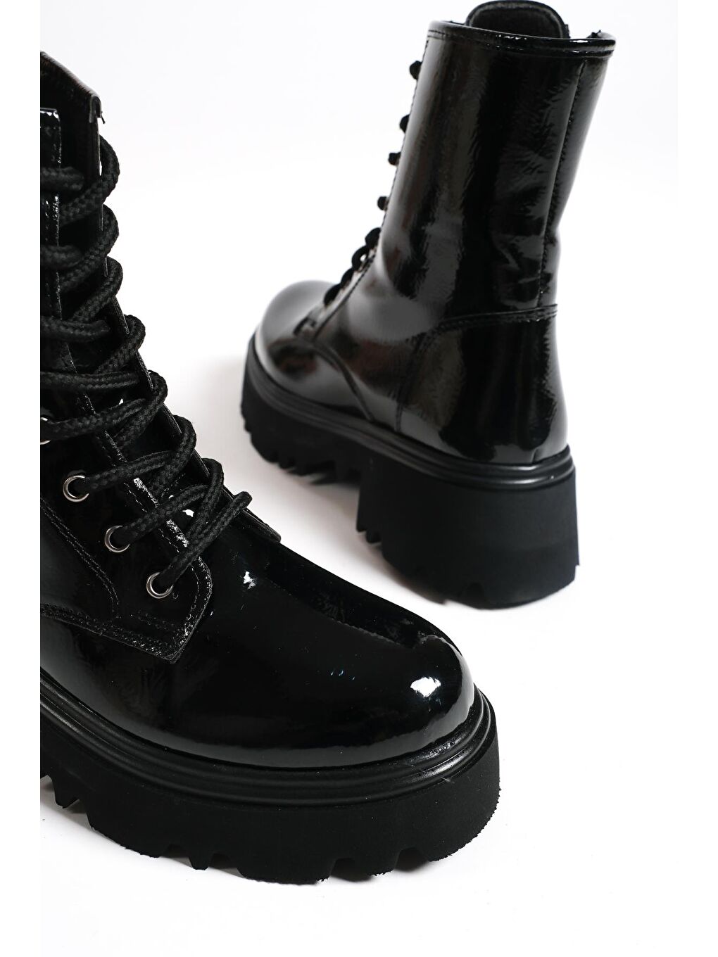 Siyah Yuvarlak Burunlu Bağcıklı Trak Tabanlı Kadın Bot