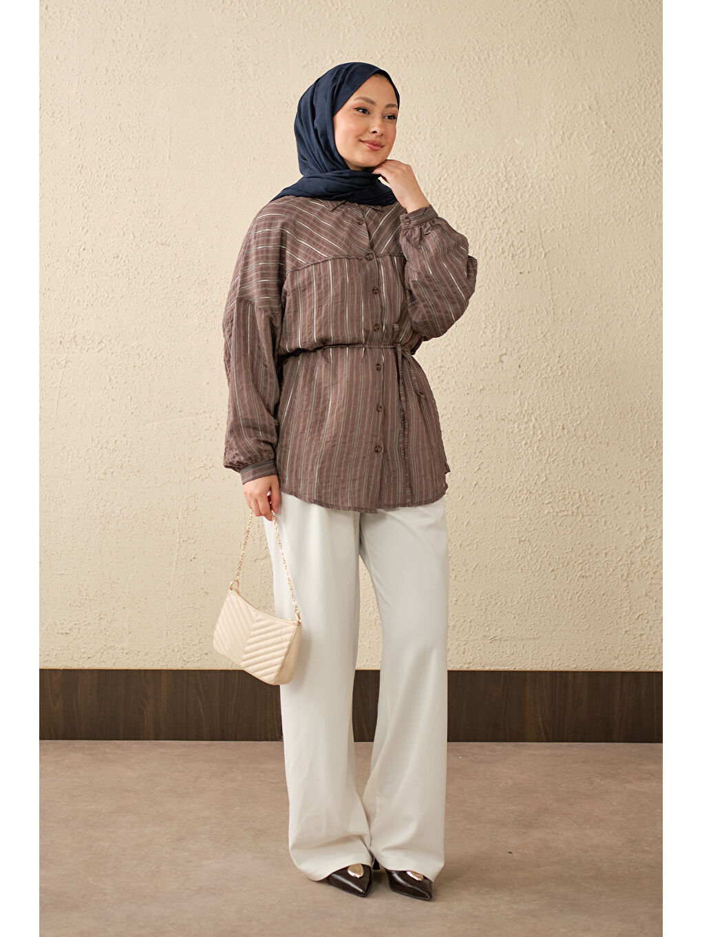 Kahverengi Kadın İnce Çizgi Desen Bel Bağlamalı Gömlek Açık Kahve-1