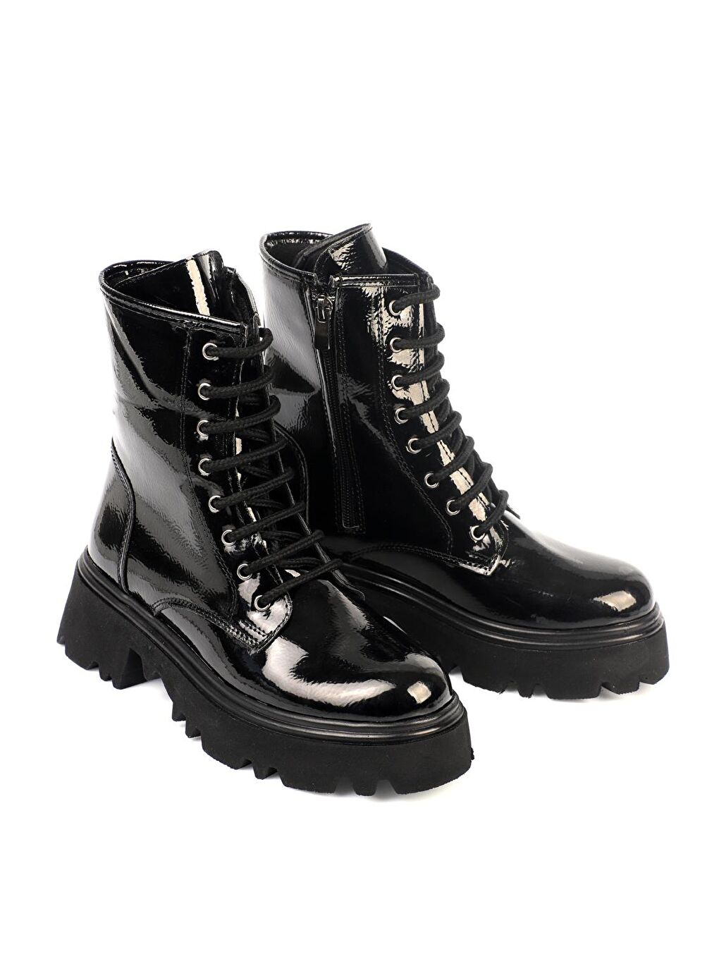 Siyah Yuvarlak Burunlu Bağcıklı Trak Tabanlı Kadın Bot-1