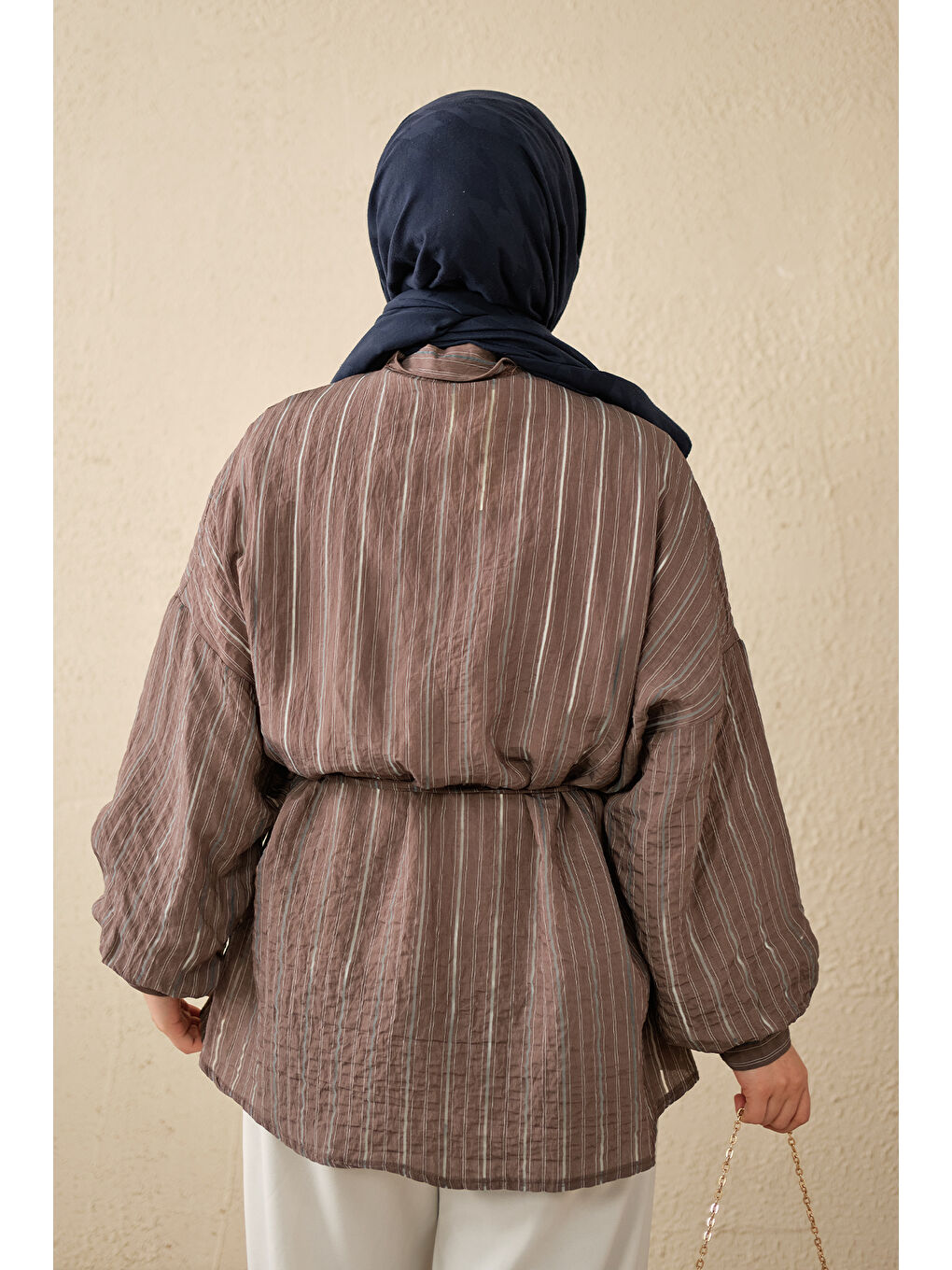 Kahverengi Kadın İnce Çizgi Desen Bel Bağlamalı Gömlek Açık Kahve-4