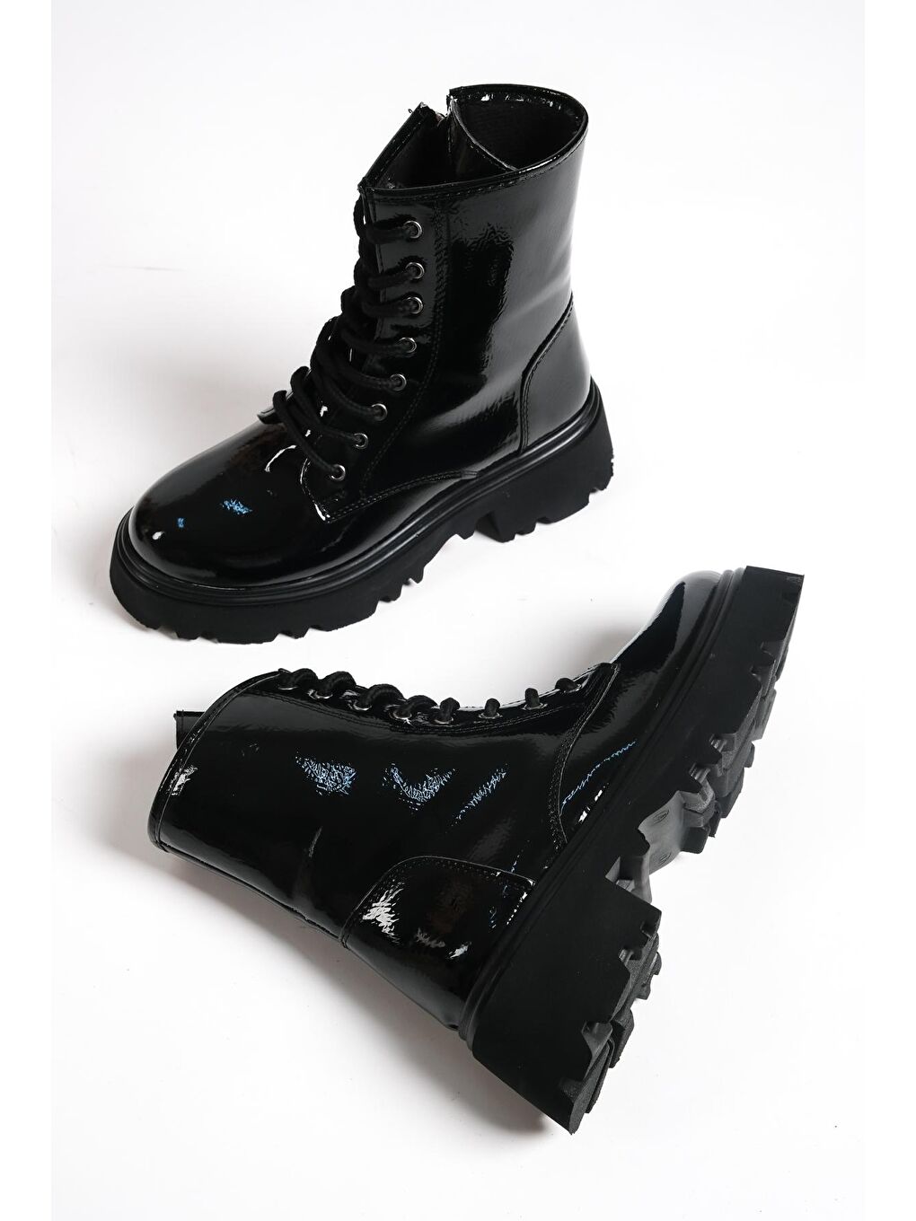 Siyah Yuvarlak Burunlu Bağcıklı Trak Tabanlı Kadın Bot-4