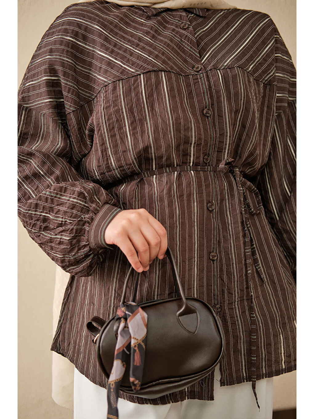Kahverengi Kadın İnce Çizgi Desen Bel Bağlamalı Gömlek Acı Kahve-3