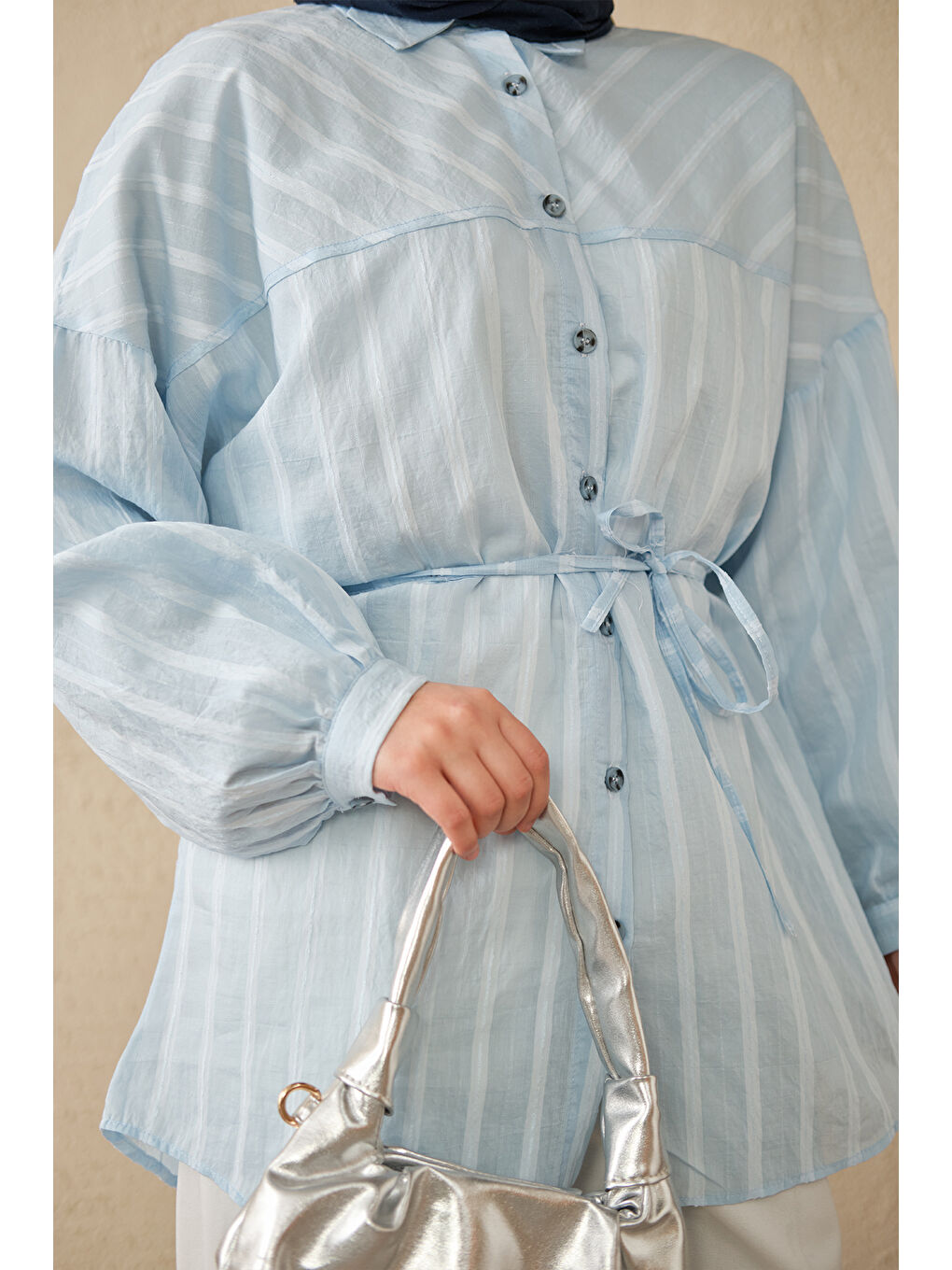 Kadın İnce Çizgi Desen Bel Bağlamalı Gömlek Bebe Mavi-3