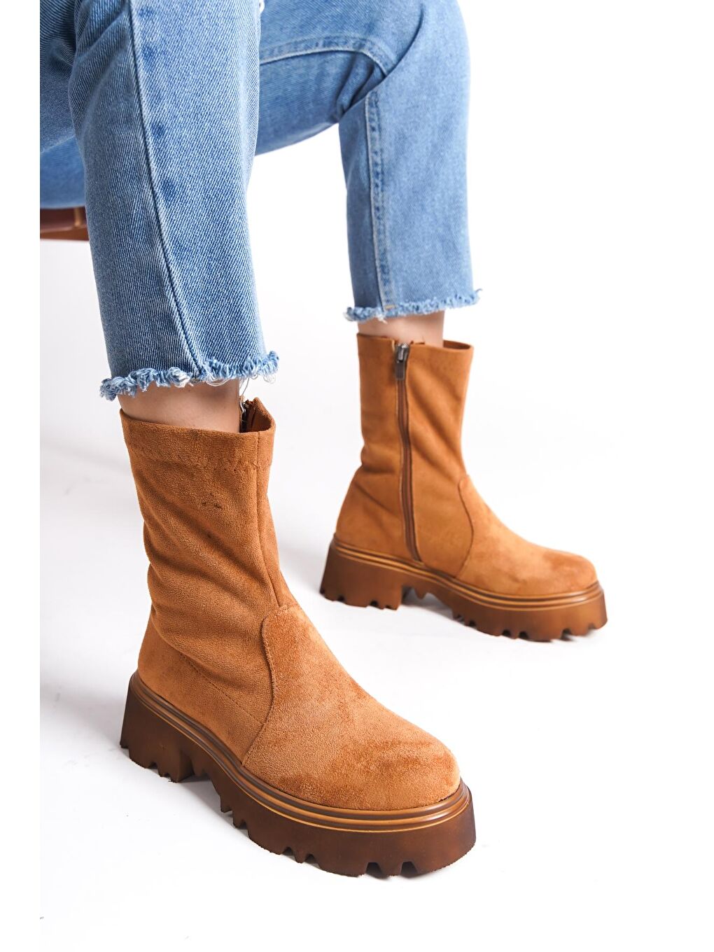 Bej Yuvarlak Burunlu Streç Yandan Fermuarlı Kadın Bot