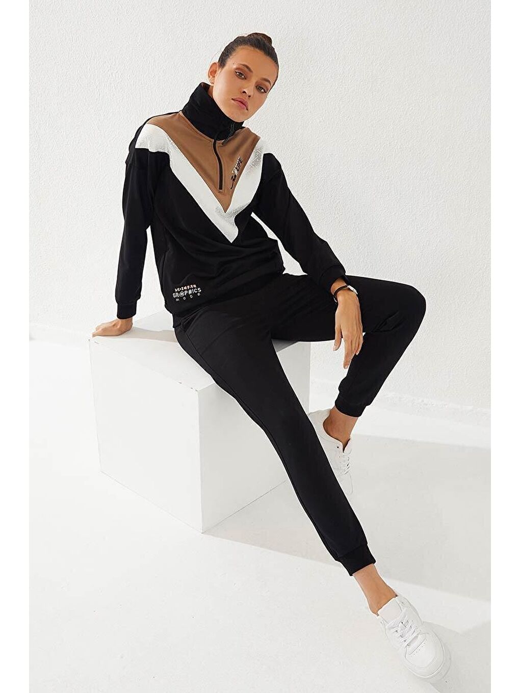 Siyah Yarım Fermuar Dik Yaka Rahat Form Jogger Kadın Eşofman Takım - 95269-2