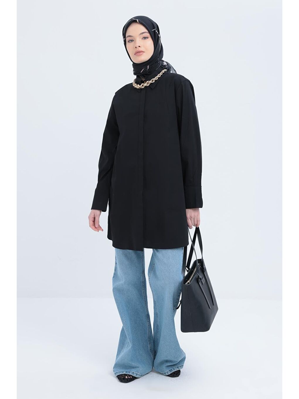 Siyah-Manşeti Yırtmaç Detaylı Poplin Gömlek