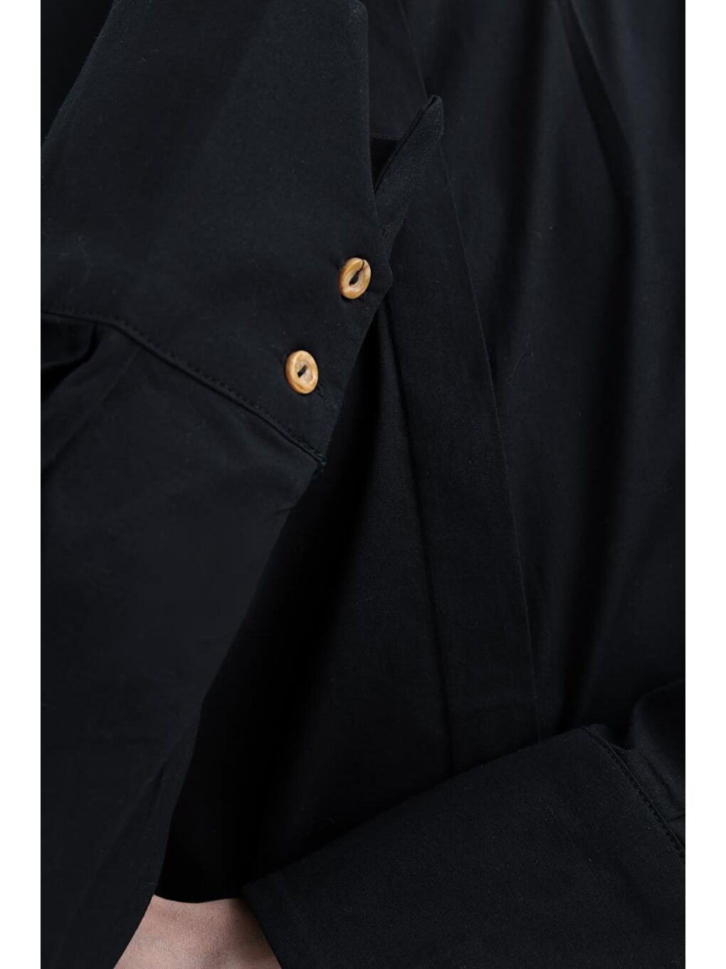 Siyah-Manşeti Yırtmaç Detaylı Poplin Gömlek-4