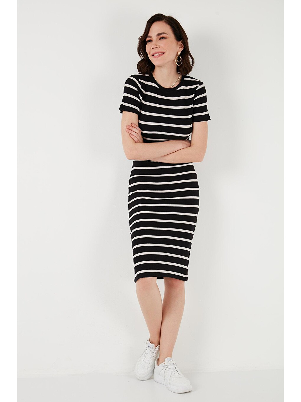 Siyah Slim Fit Çizgili Pamuklu Bisiklet Yaka Kısa Kollu Midi Elbise 5865700