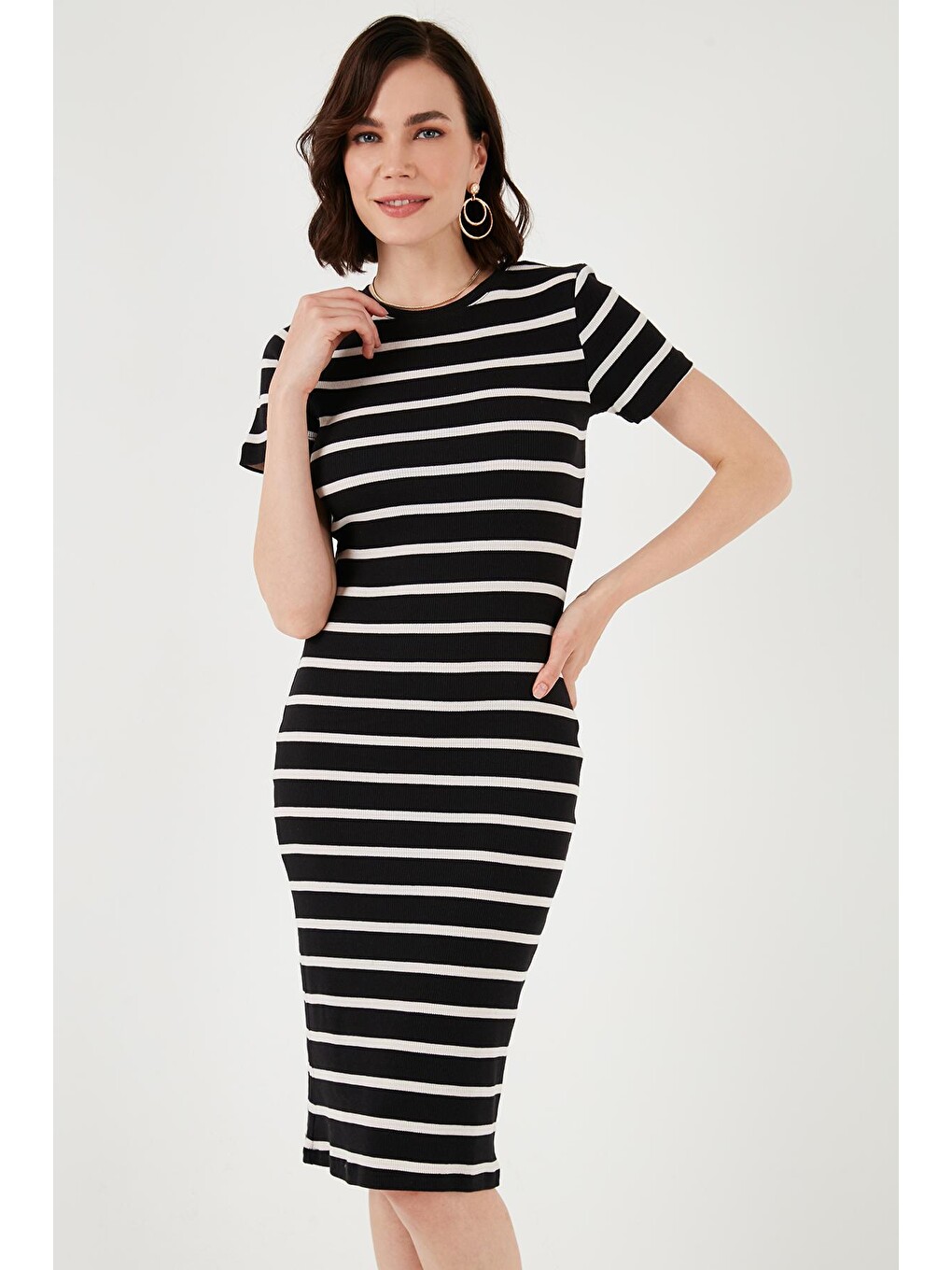Siyah Slim Fit Çizgili Pamuklu Bisiklet Yaka Kısa Kollu Midi Elbise 5865700-1