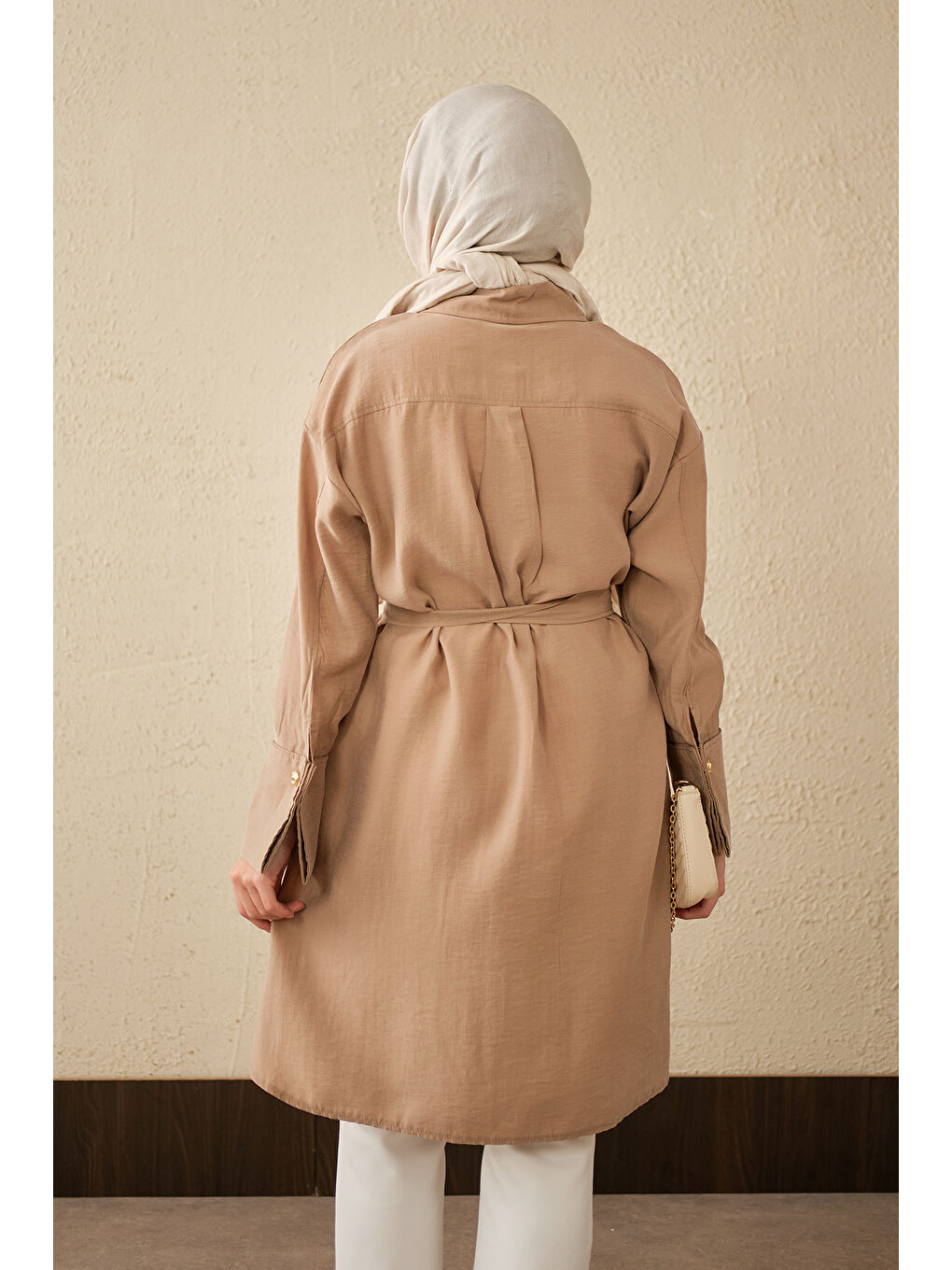 Bej Kadın Bel Bağlamalı Gizli Düğmeli Uzun Gömlek Vizon-4