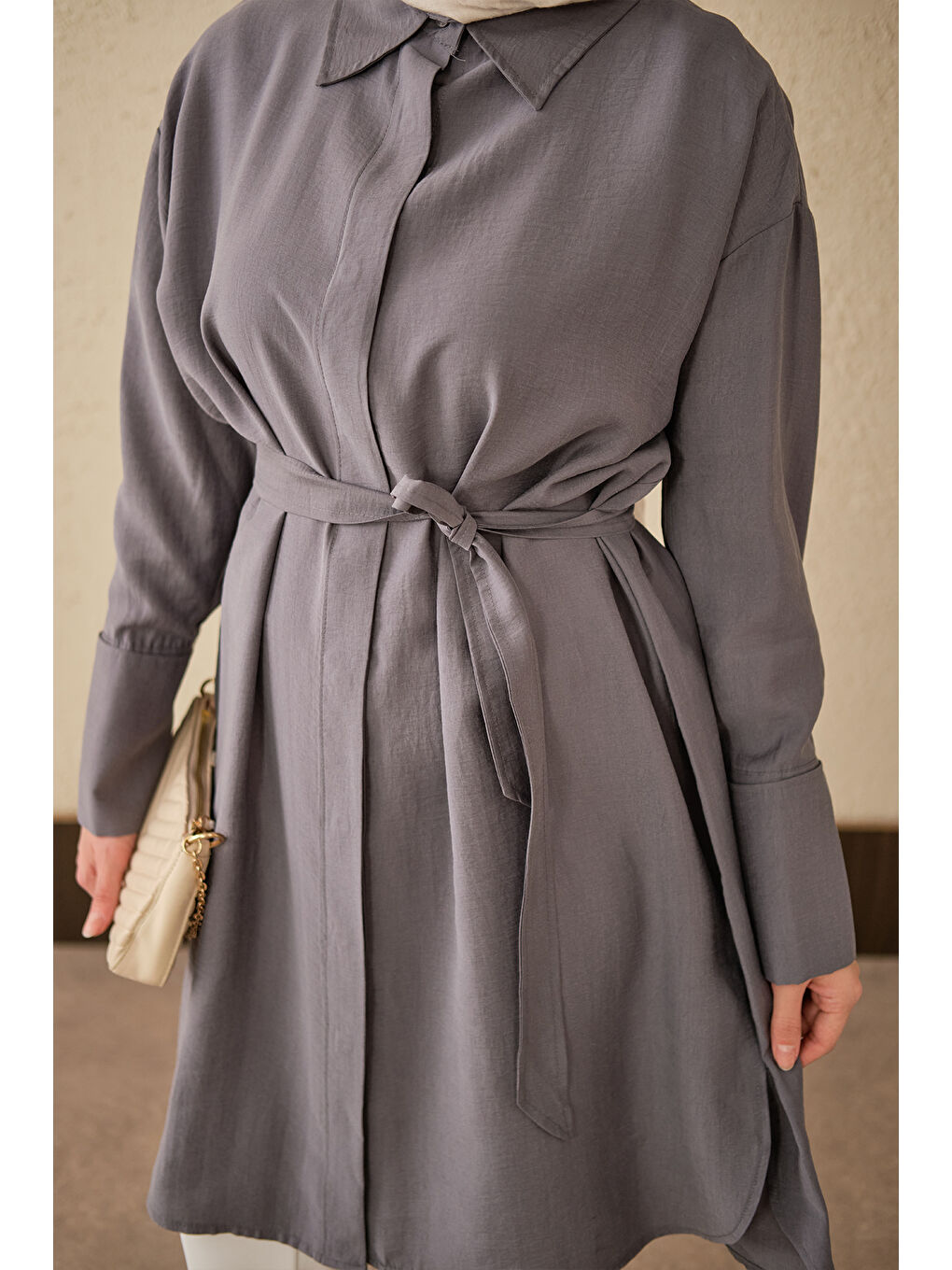 Kadın Bel Bağlamalı Gizli Düğmeli Uzun Gömlek Gri-3