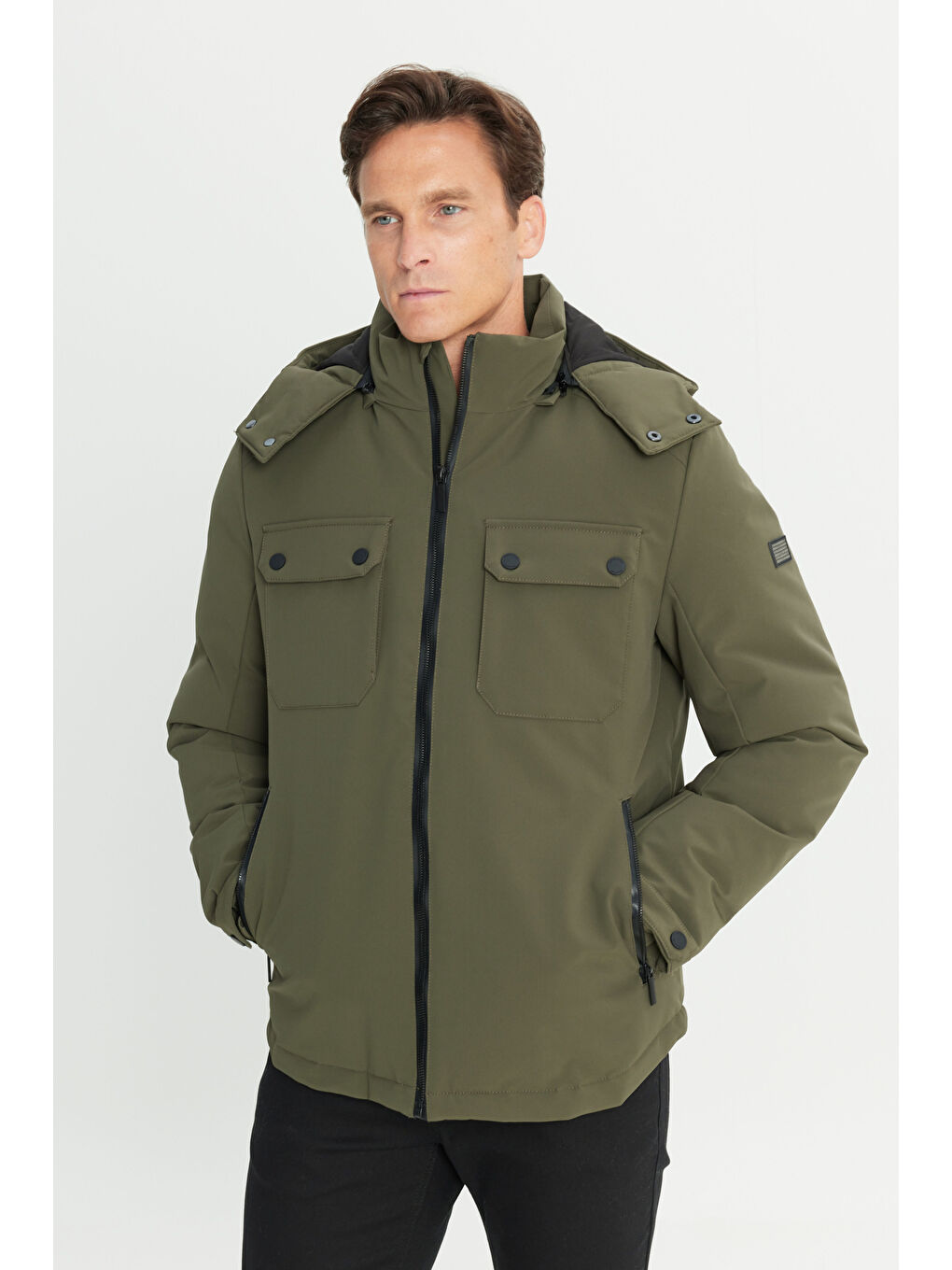 Erkek Haki Termometreli Standart Fit Normal Kesim Çıkma Kapüşonlu Yan Cepli Şişme Mont