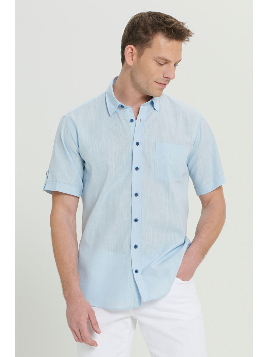 Erkek Açık Mavi Comfort Fit Rahat Kesim Gizli Düğmeli Yaka Keten Görünümlü %100 Pamuk Flamlı Gömlek-2