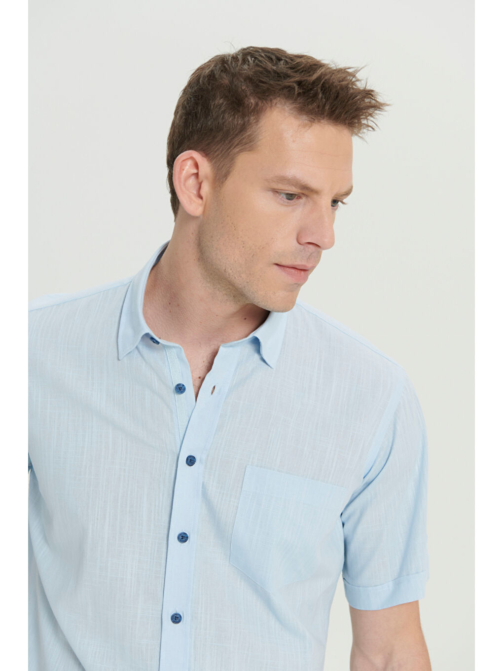 Erkek Açık Mavi Comfort Fit Rahat Kesim Gizli Düğmeli Yaka Keten Görünümlü %100 Pamuk Flamlı Gömlek-3