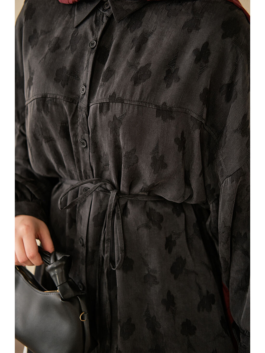 Kadın Yonca Desen Saten Bel Bağlamalı Gömlek Siyah-4