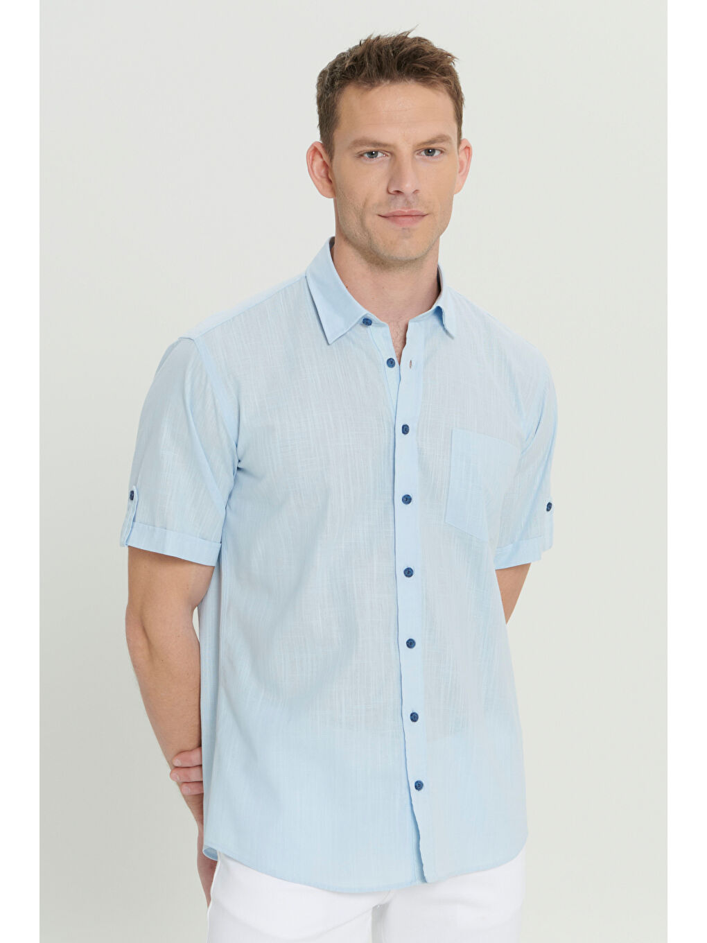 Erkek Açık Mavi Comfort Fit Rahat Kesim Gizli Düğmeli Yaka Keten Görünümlü %100 Pamuk Flamlı Gömlek-4