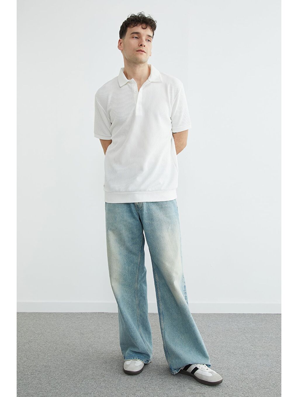 Beyaz Fitilli Armalı Polo Yaka Tişört-3