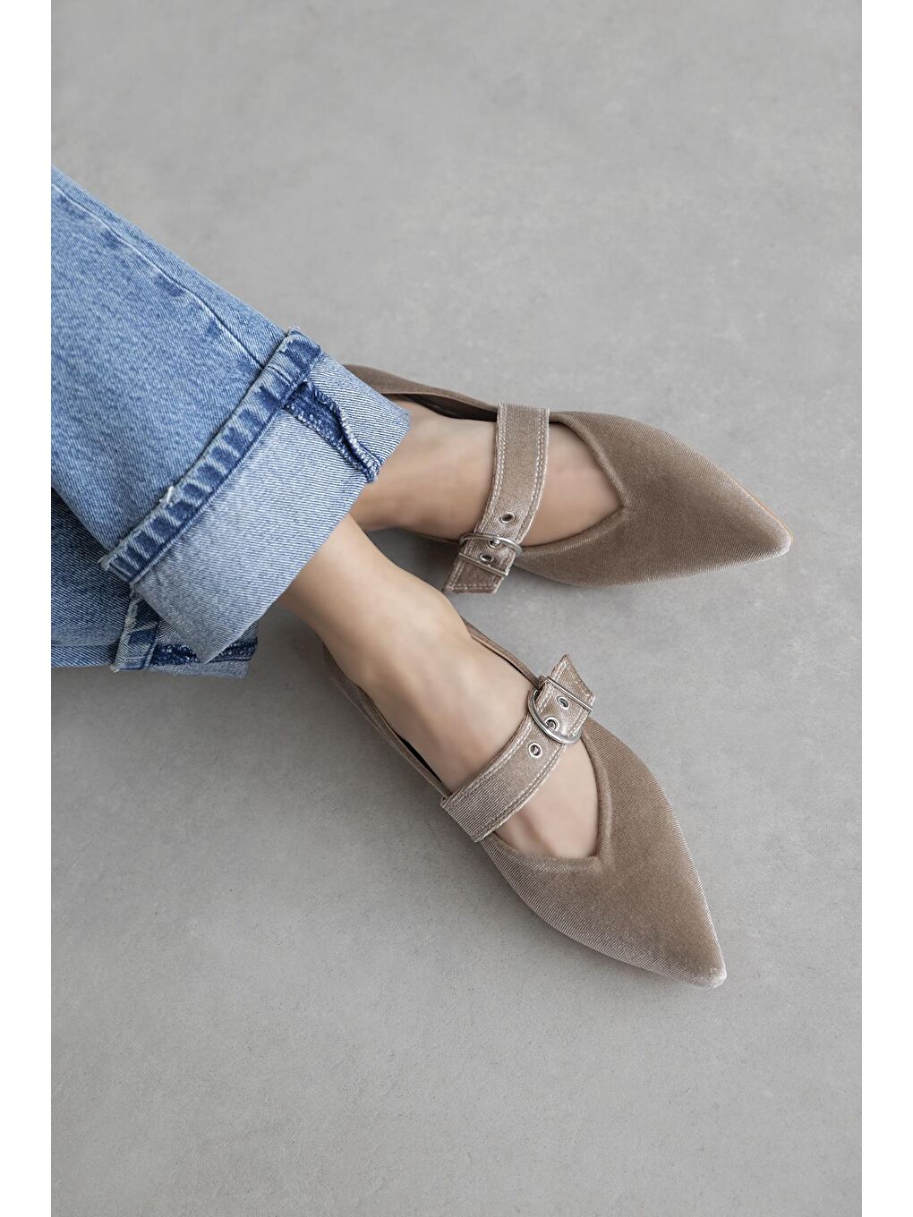 Bej Bruno Kadın Kemer Detay Kadife Babet Vizon-1