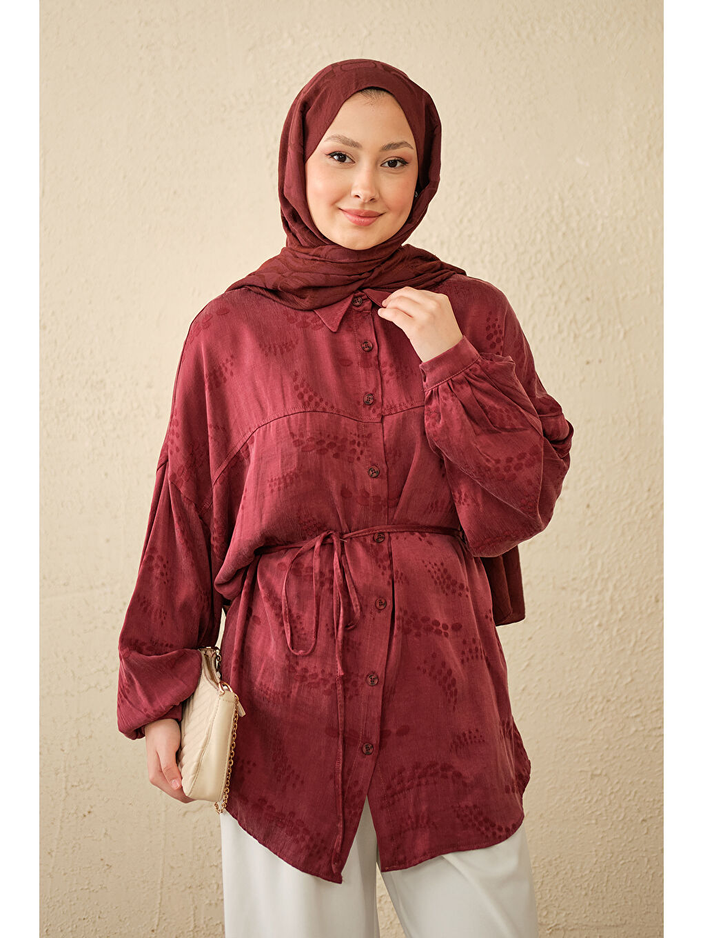 Kadın Benek Desenli Saten Bel Bağlamalı Gömlek Bordo