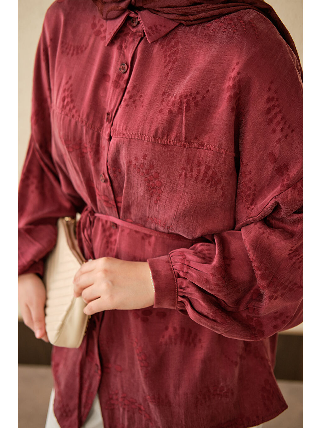 Kadın Benek Desenli Saten Bel Bağlamalı Gömlek Bordo-3