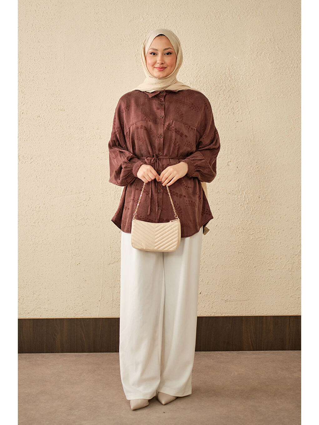 Kadın Benek Desenli Saten Bel Bağlamalı Gömlek Kahverengi-1