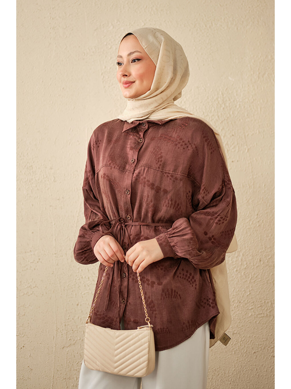 Kadın Benek Desenli Saten Bel Bağlamalı Gömlek Kahverengi-2