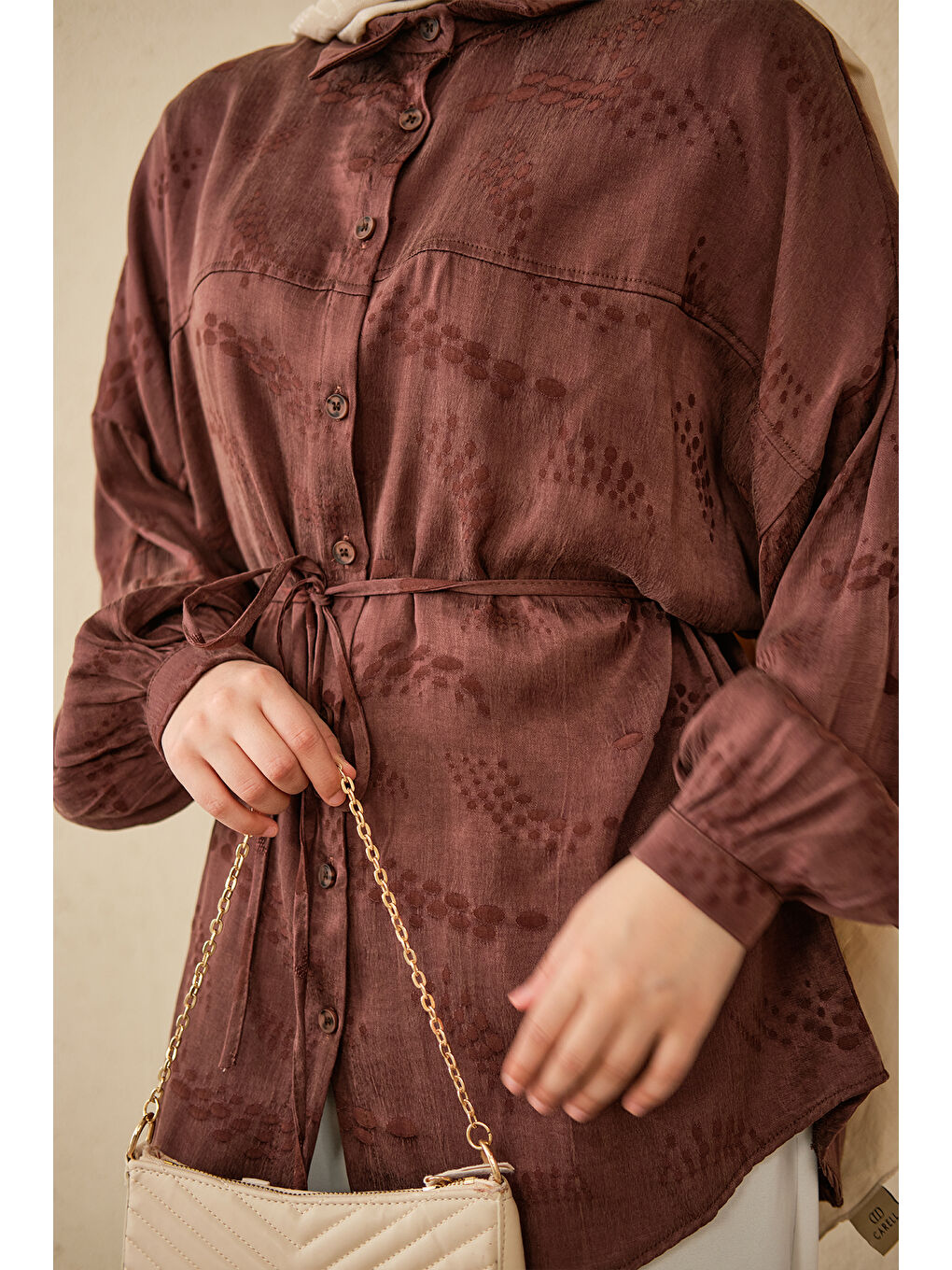 Kadın Benek Desenli Saten Bel Bağlamalı Gömlek Kahverengi-3