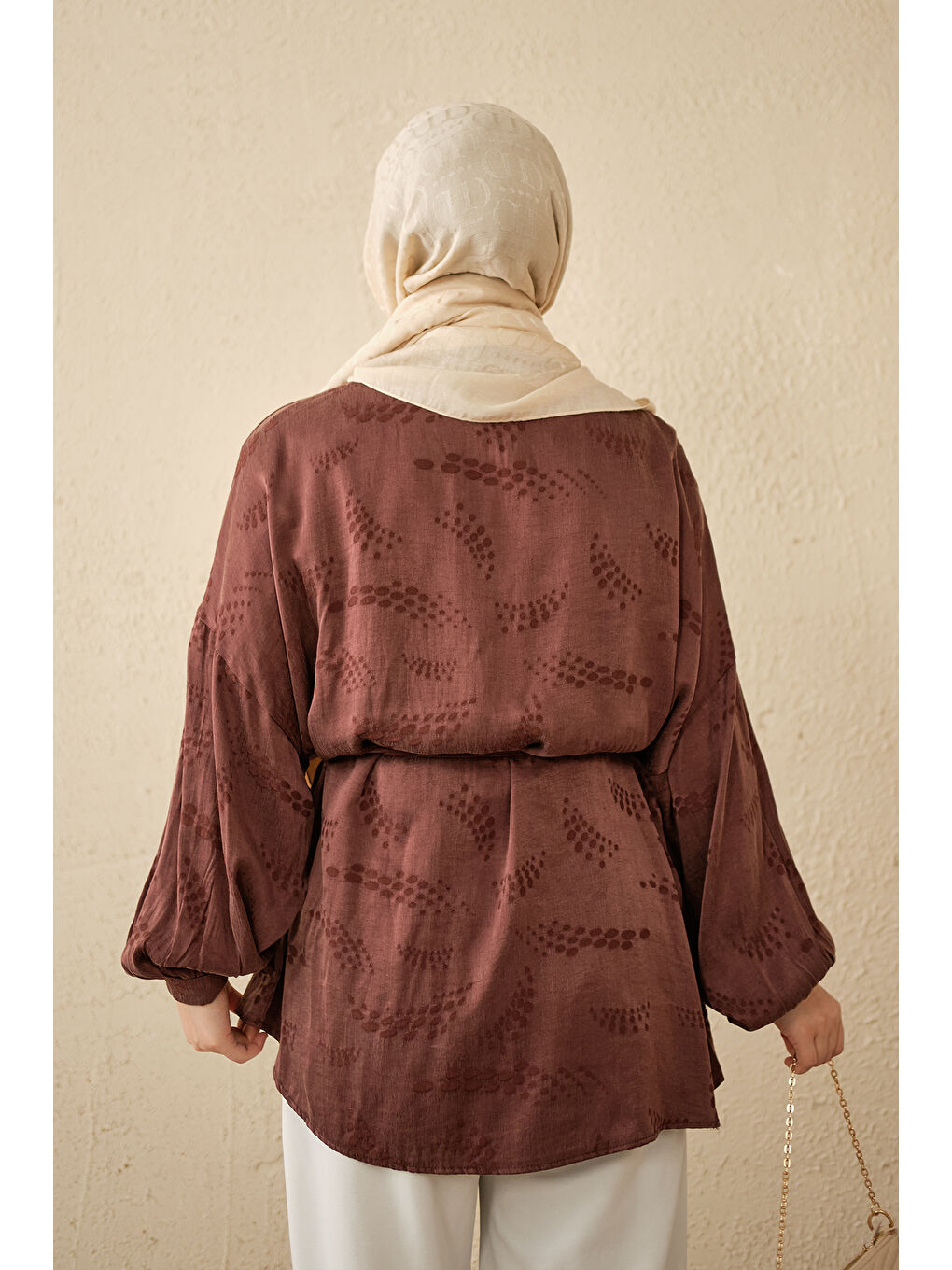 Kadın Benek Desenli Saten Bel Bağlamalı Gömlek Kahverengi-4