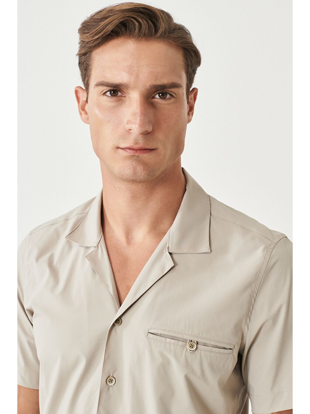 Erkek Bej Slim Fit Dar Kesim Mono Yaka Kısa Kollu Gömlek-3
