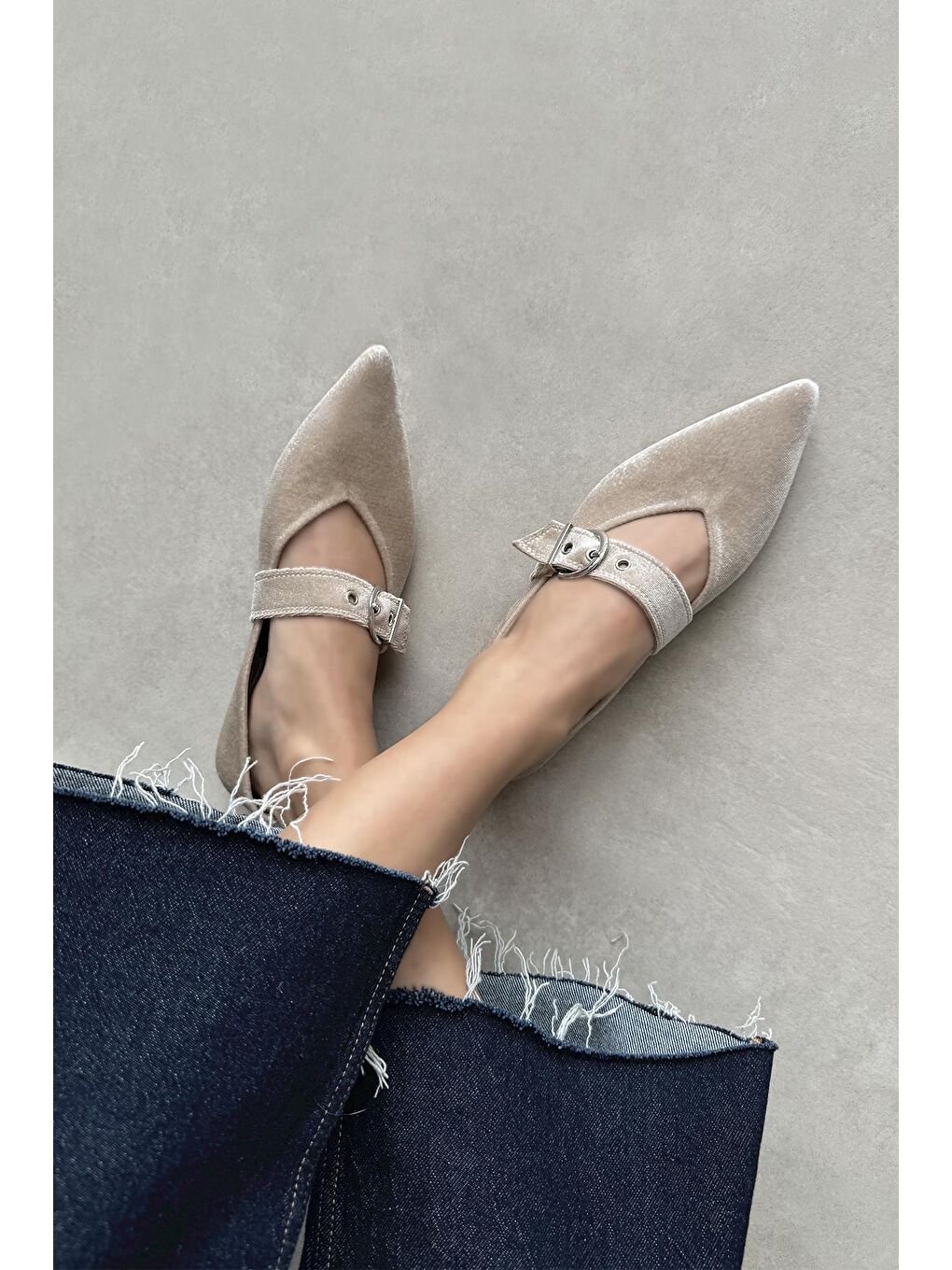 Bruno Kadın Kemer Detay Kadife Babet Bej-1