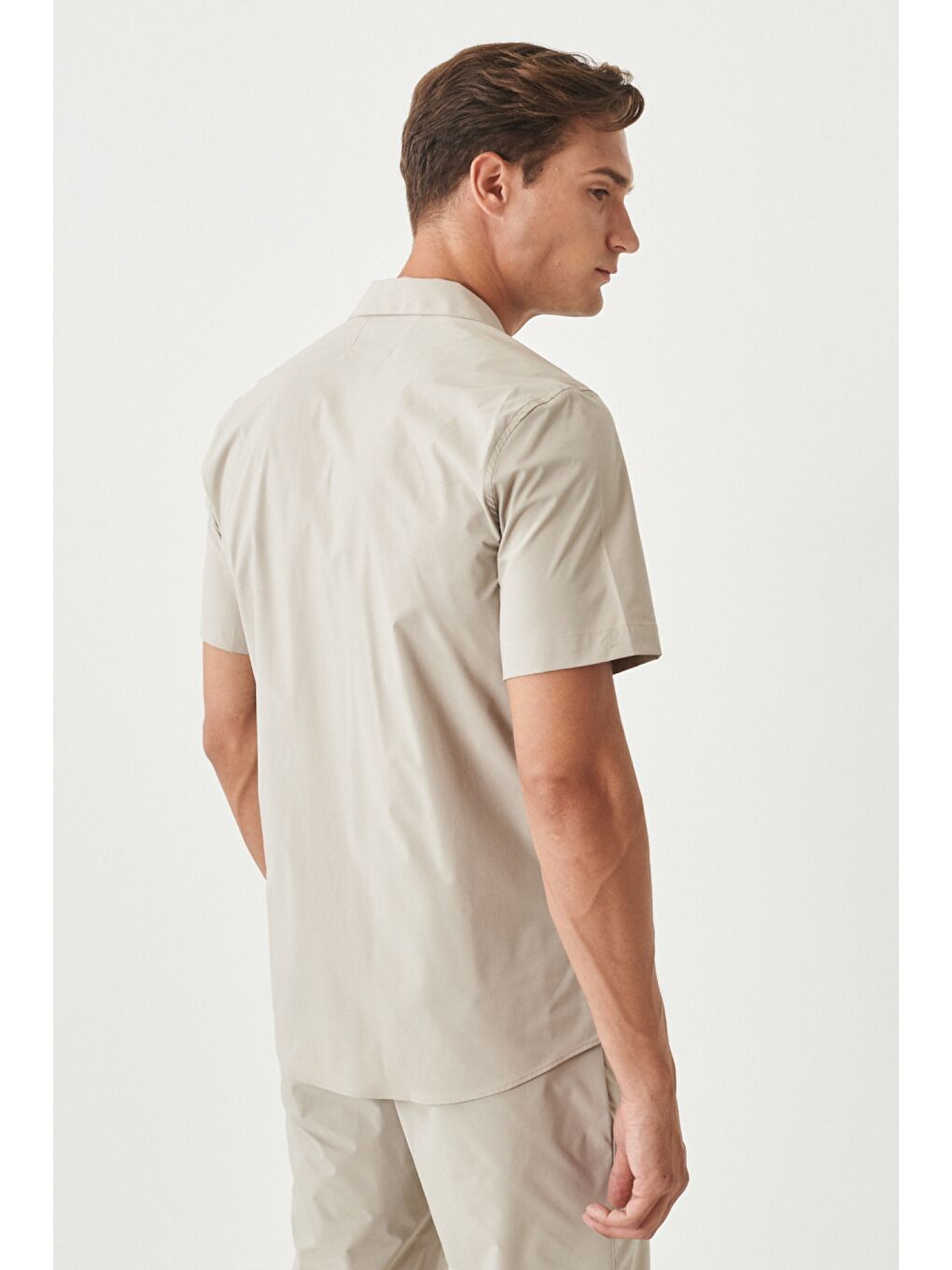 Erkek Bej Slim Fit Dar Kesim Mono Yaka Kısa Kollu Gömlek-5