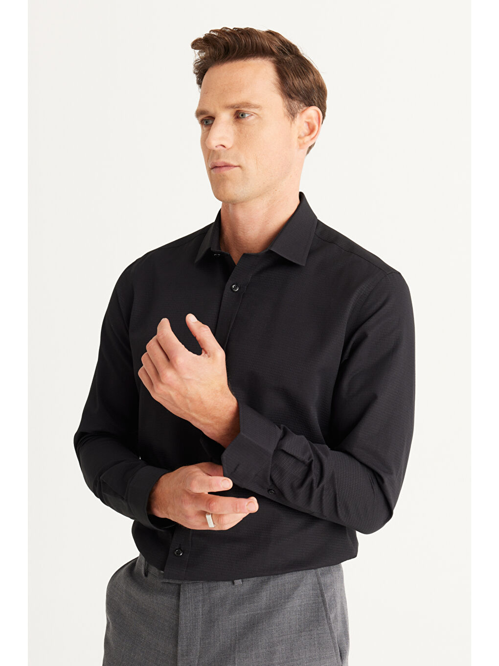 Erkek Siyah Slim Fit Dar Kesim Klasik Yaka Pamuklu Armürlü Gömlek-1