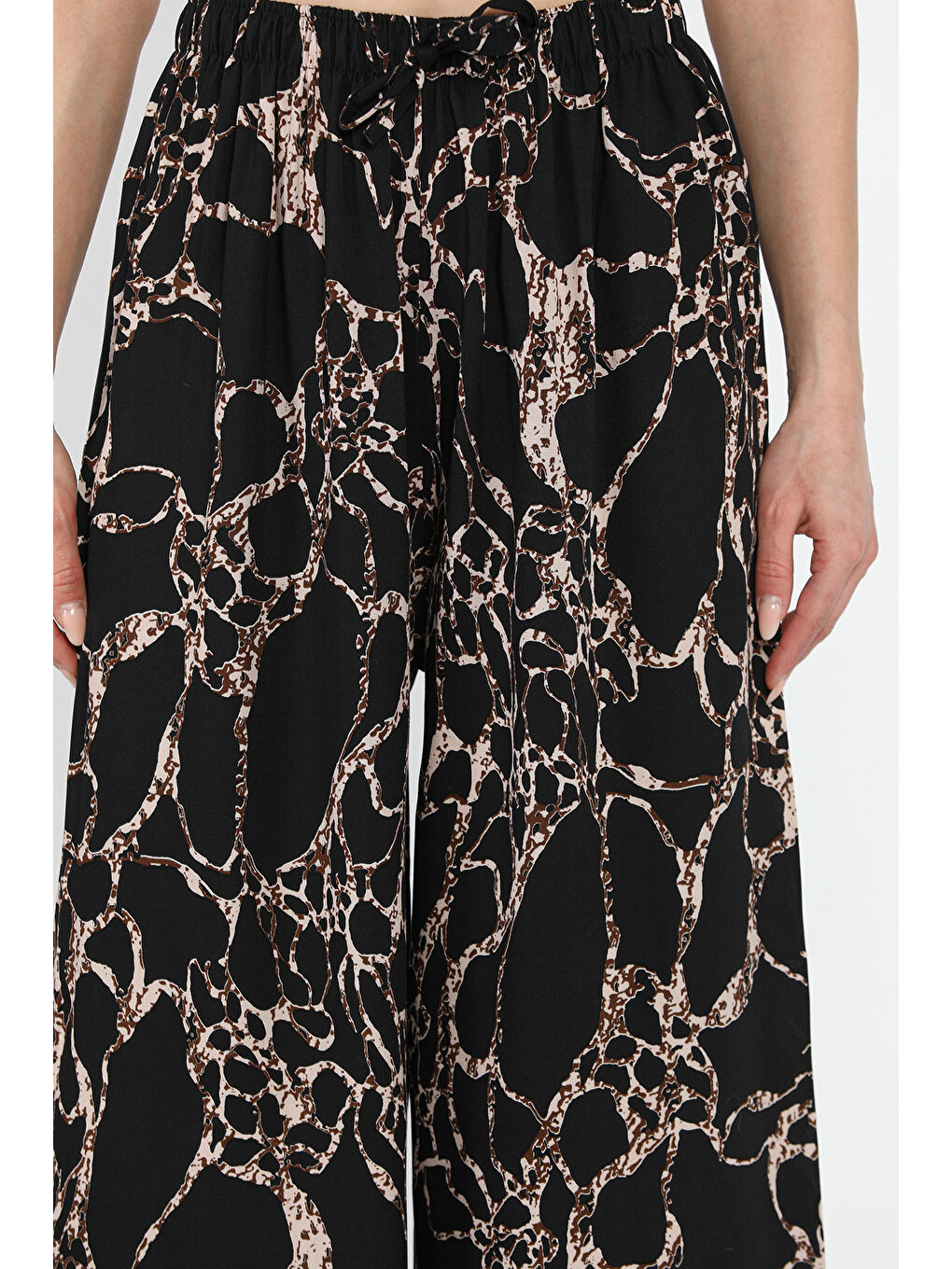 Siyah Bel Lastikli Bol Paça Viskon Yürüyüş Pantolonu-3