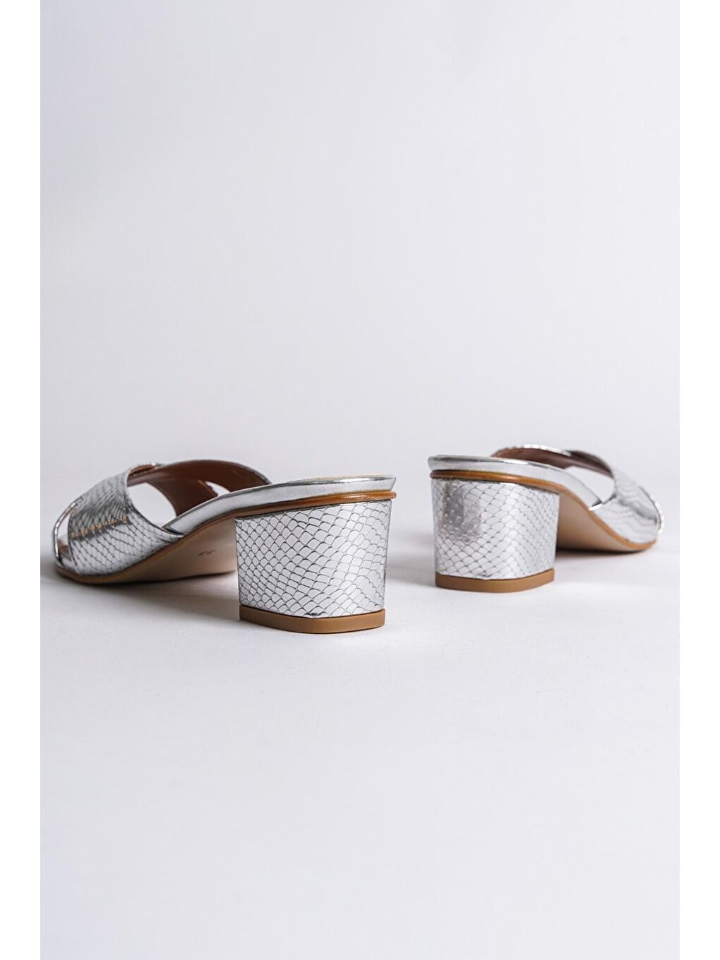 Gri Taya Çapraz Bantlı Kadın Terlik-2