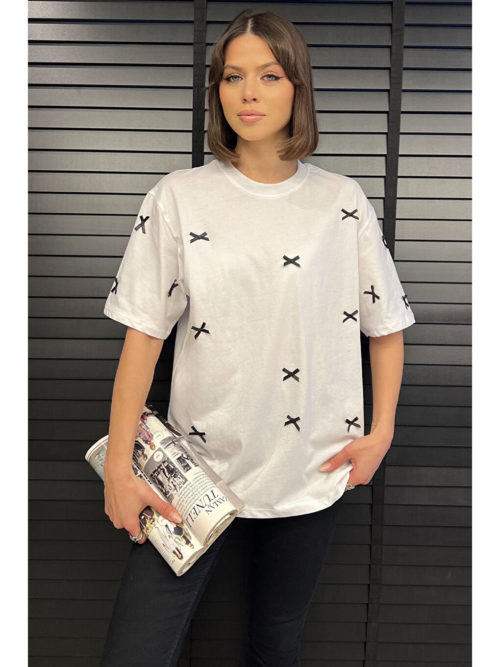 Beyaz Kadın Bisiklet Yaka Fiyonk Detaylı Tişört-1