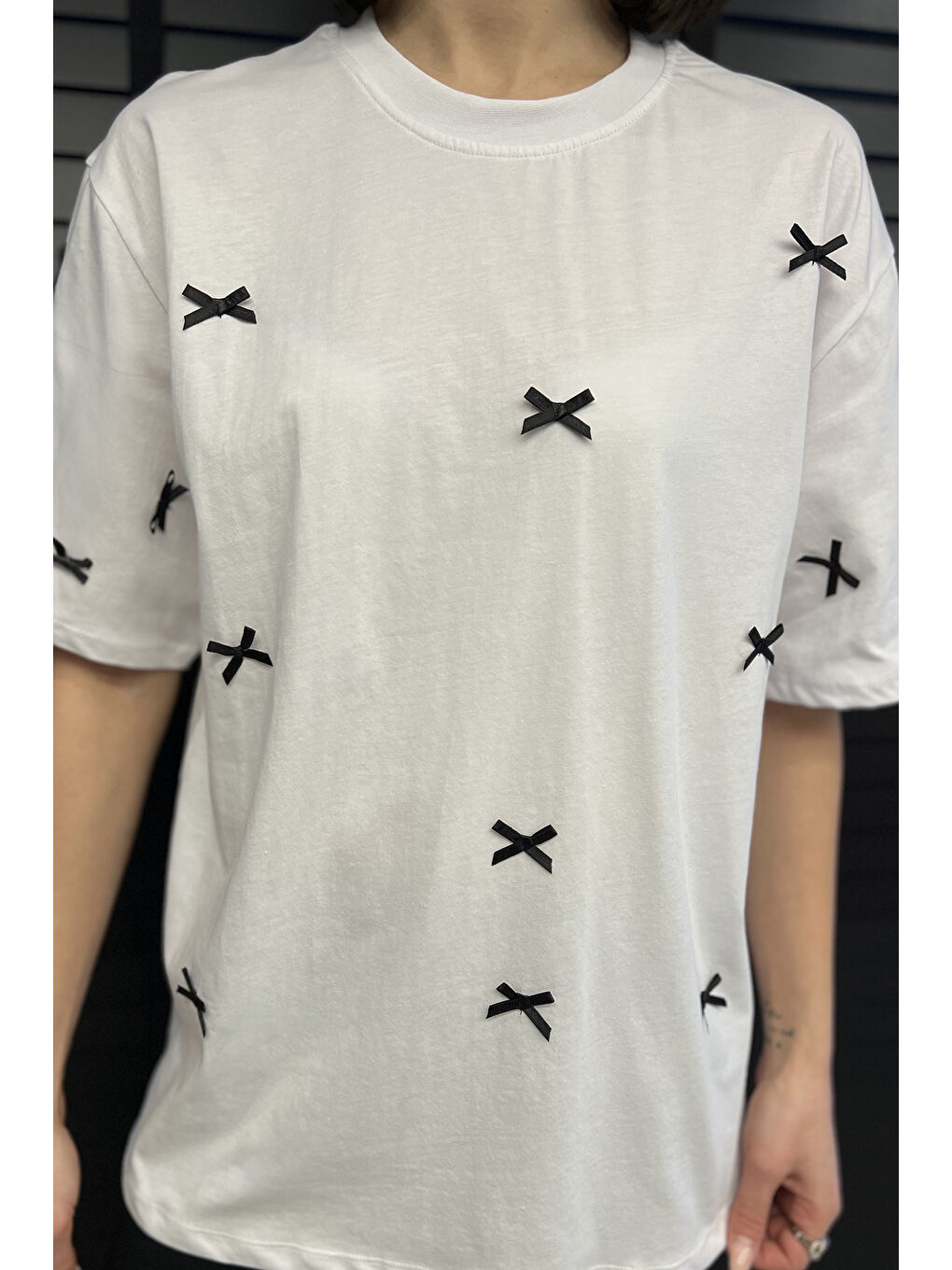 Beyaz Kadın Bisiklet Yaka Fiyonk Detaylı Tişört-3