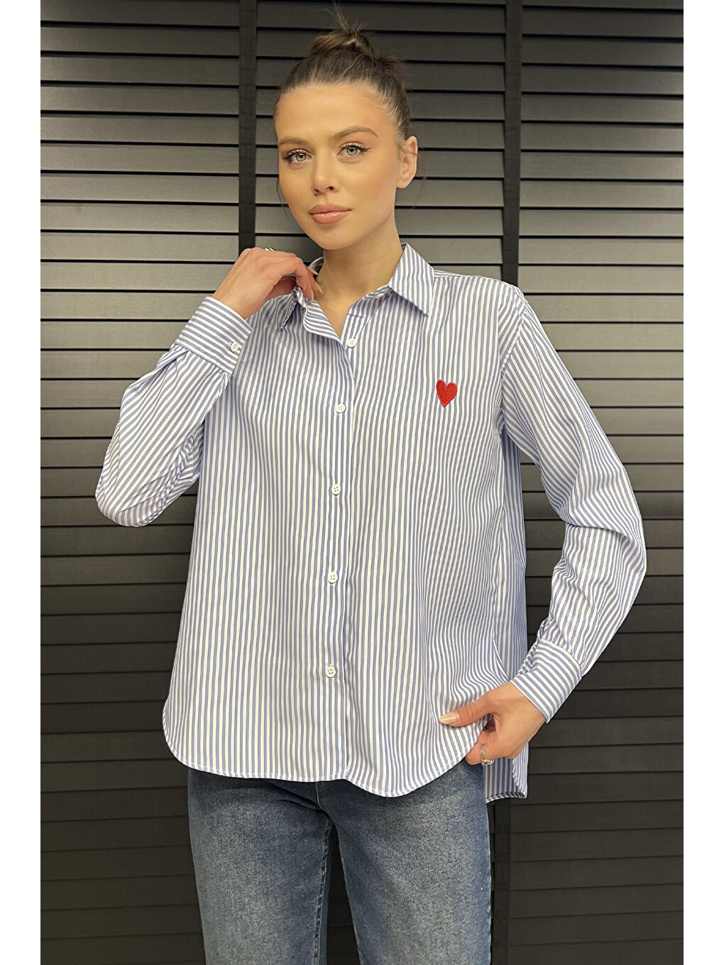 Mavi Kalp Nakışlı Çizgili Kadın Gömlek