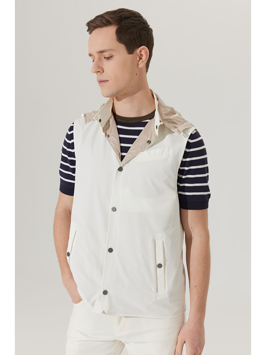 Erkek Ekru Standart Fit Normal Kesim Desenli Yelek-4