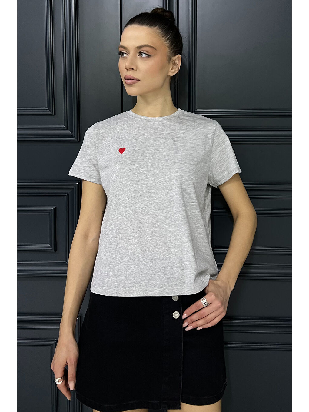 Gri Kalp Nakışlı Bisiklet Yaka Kadın Basic Tişört