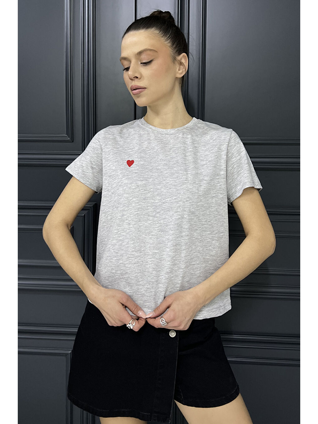 Gri Kalp Nakışlı Bisiklet Yaka Kadın Basic Tişört-1