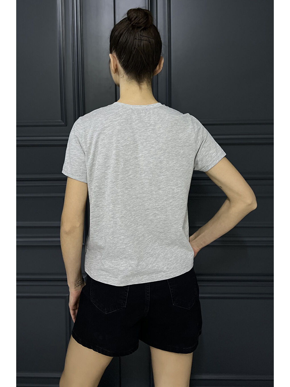 Gri Kalp Nakışlı Bisiklet Yaka Kadın Basic Tişört-2