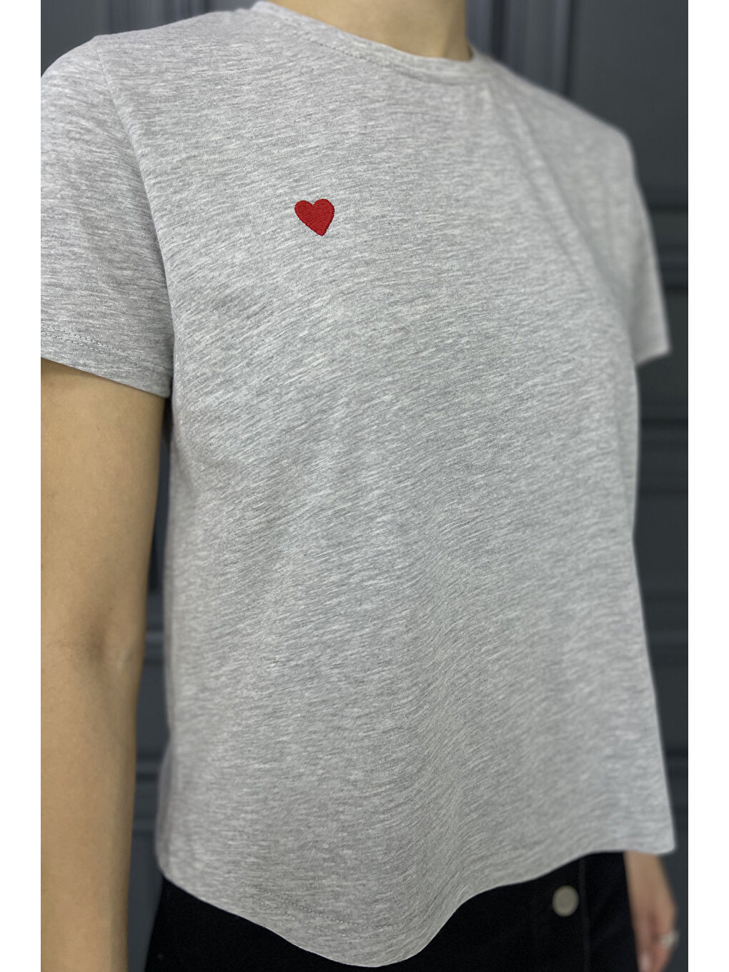 Gri Kalp Nakışlı Bisiklet Yaka Kadın Basic Tişört-3