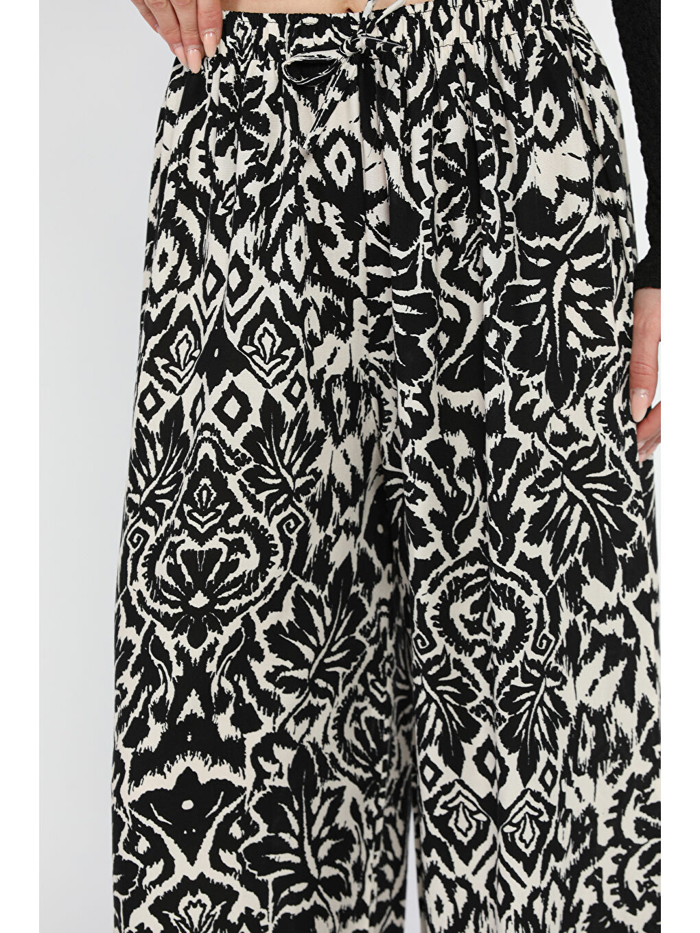 Siyah Bol Paça Viskon Yürüyüş Pantolonu-3