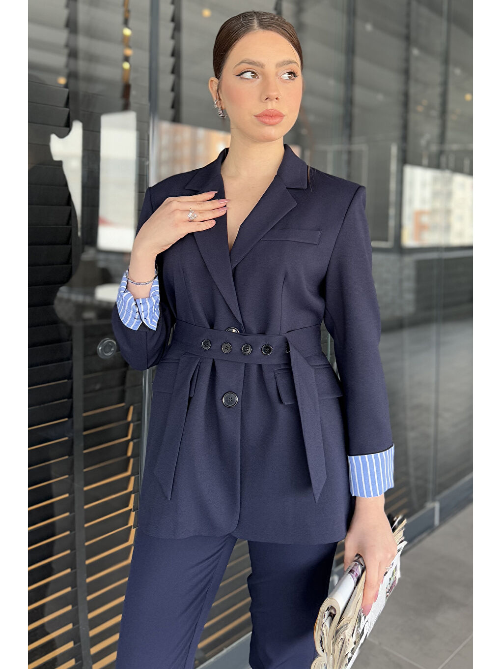 Lacivert Gömlek Garnili Yırtmaç Detaylı Kadın Kuşaklı Blazer Ceket