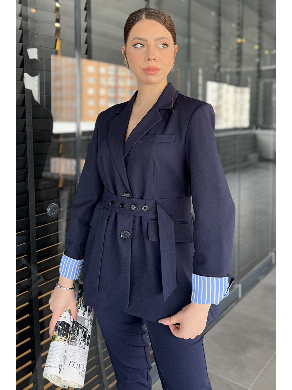 Lacivert Gömlek Garnili Yırtmaç Detaylı Kadın Kuşaklı Blazer Ceket-1