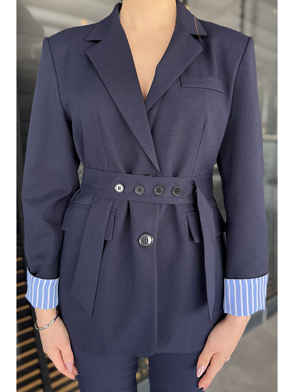 Lacivert Gömlek Garnili Yırtmaç Detaylı Kadın Kuşaklı Blazer Ceket-3