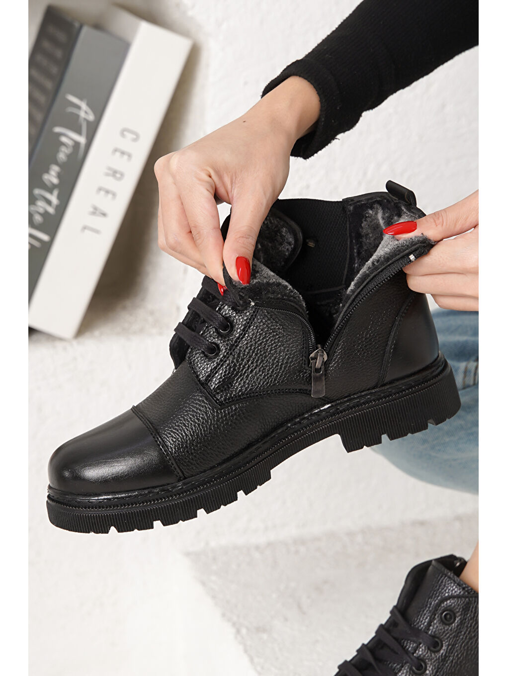 Siyah Darko Soğuk Geçirmez Kürklü Kadın Bot-1